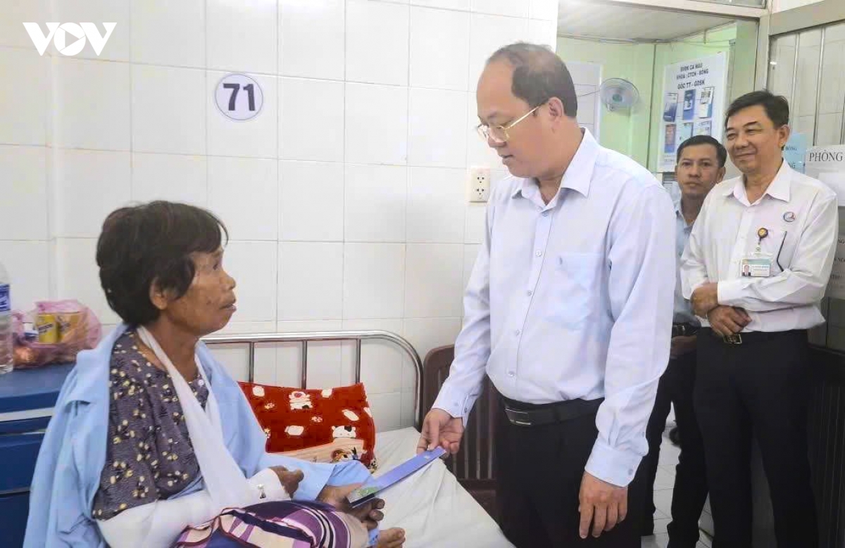Bí thư Tỉnh uỷ Cà Mau thăm hỏi, tặng quà người bị thương do dông lốc