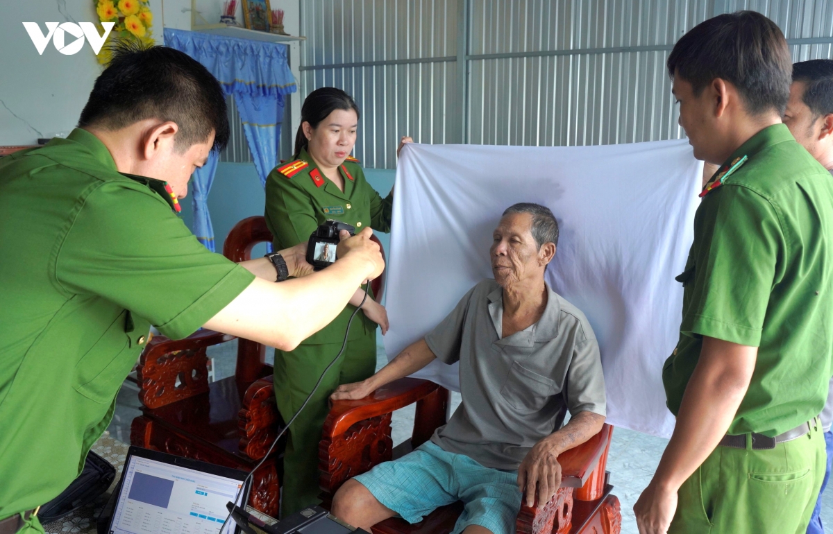 Công an Cà Mau đến tận nhà cấp căn cước cho người yếu thế