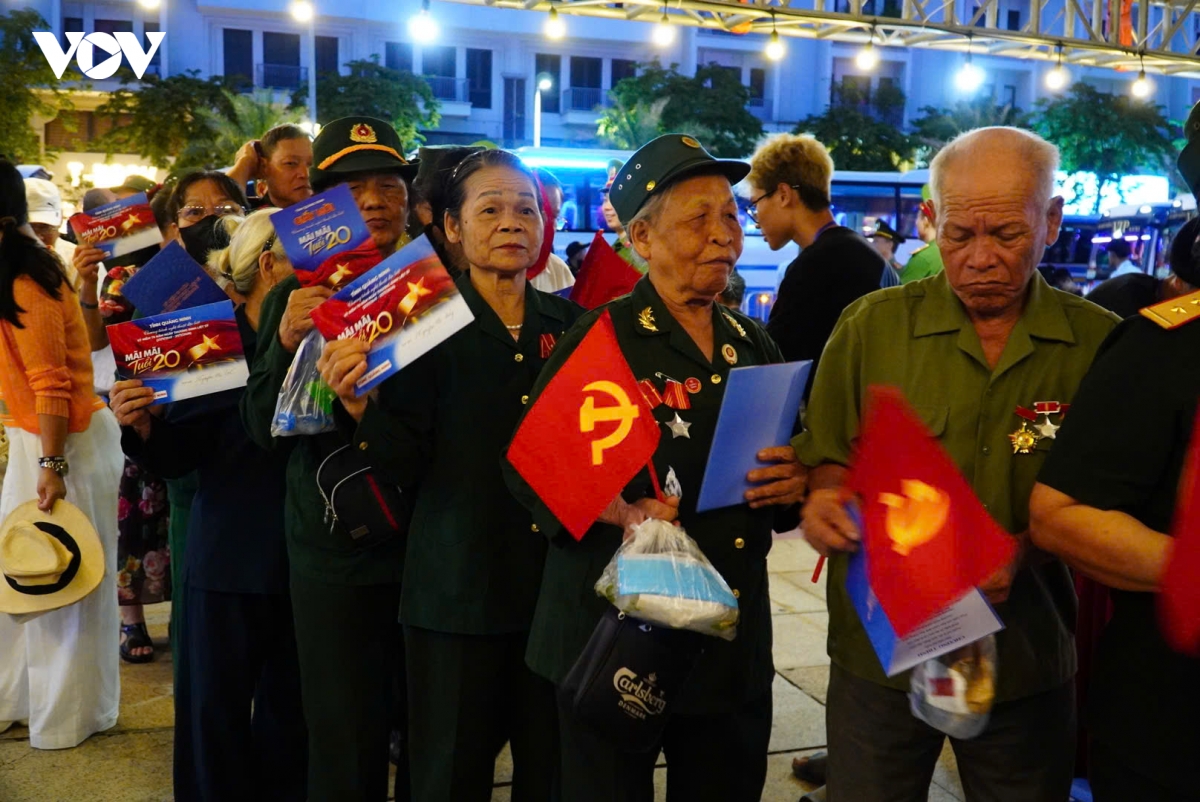 mai mai tuoi 20 Dem tri an lay dong long nguoi hinh anh 3