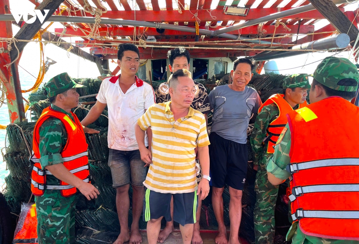 chim sa lan cho cat thi cong cong trinh hon khoai, 4 thuyen vien duoc cuu hinh anh 1