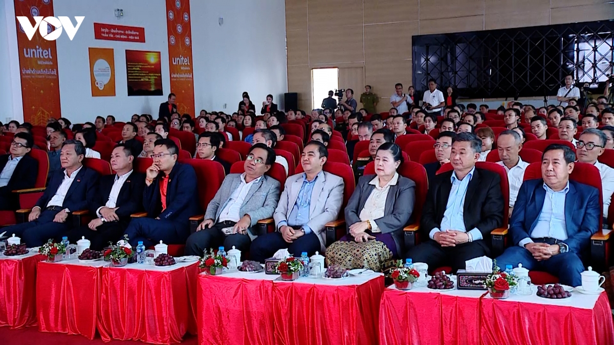 khan gia lao xuc dong khi xem phim lich su mua do hinh anh 2