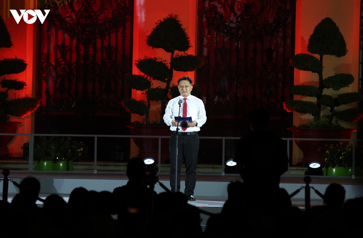 man nhan trinh dien 3d mapping chao mung 50 nam thanh pho mang ten bac hinh anh 1
