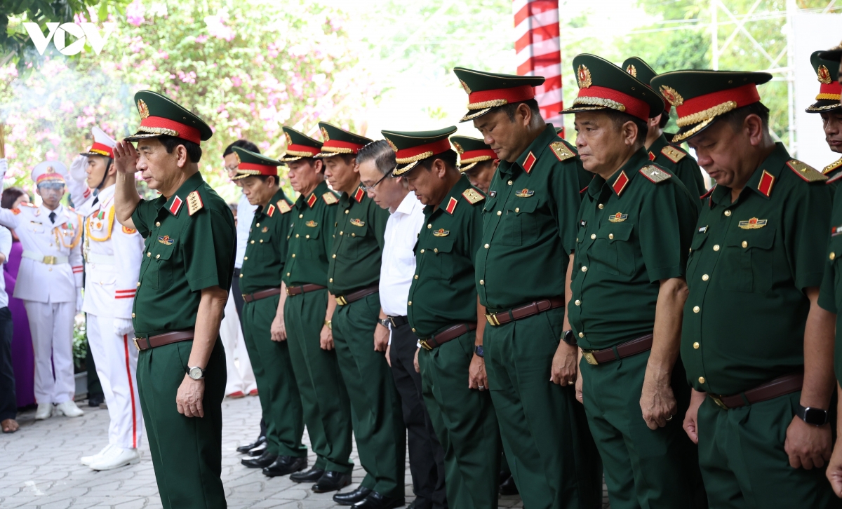 Dai tuong phan van giang dang huong anh hung liet si tai cong vien le thi rieng hinh anh 2