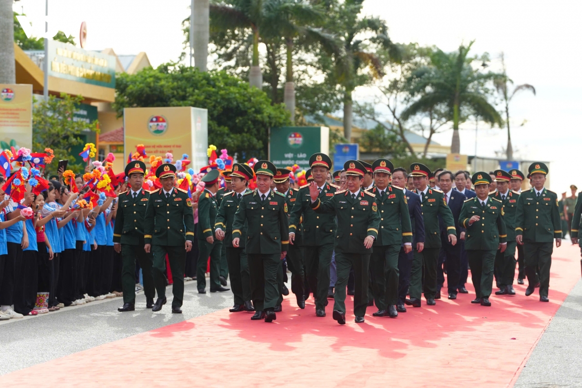 Dai tuong phan van giang don doan bo quoc phong lao du giao luu bien gioi hinh anh 2