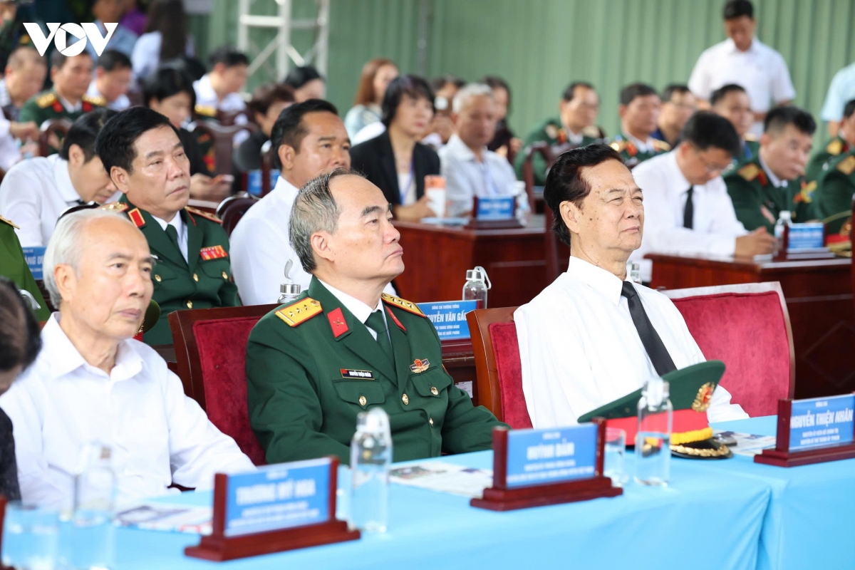 thu tuong bang moi gia dua cac liet si tro ve voi gia dinh, que huong hinh anh 4
