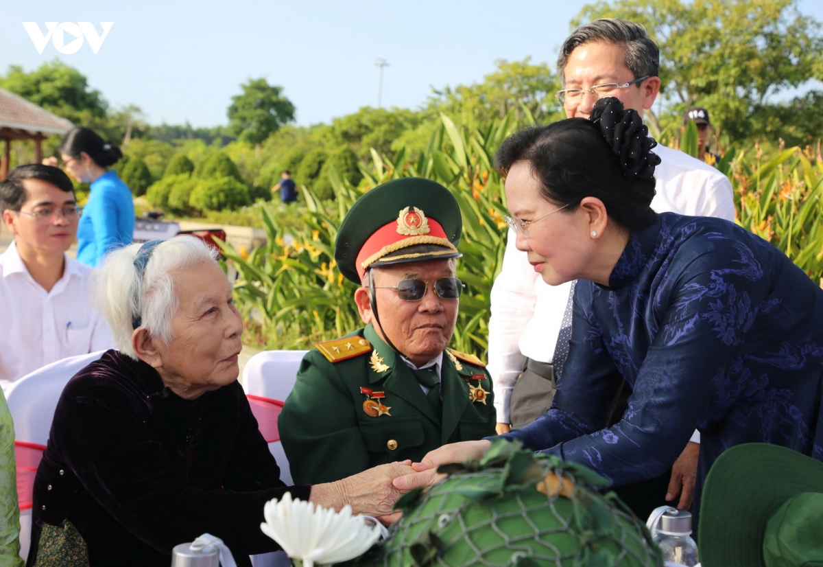 hon 1.500 phu nu Da nang dang hoa tri an me viet nam anh hung hinh anh 4
