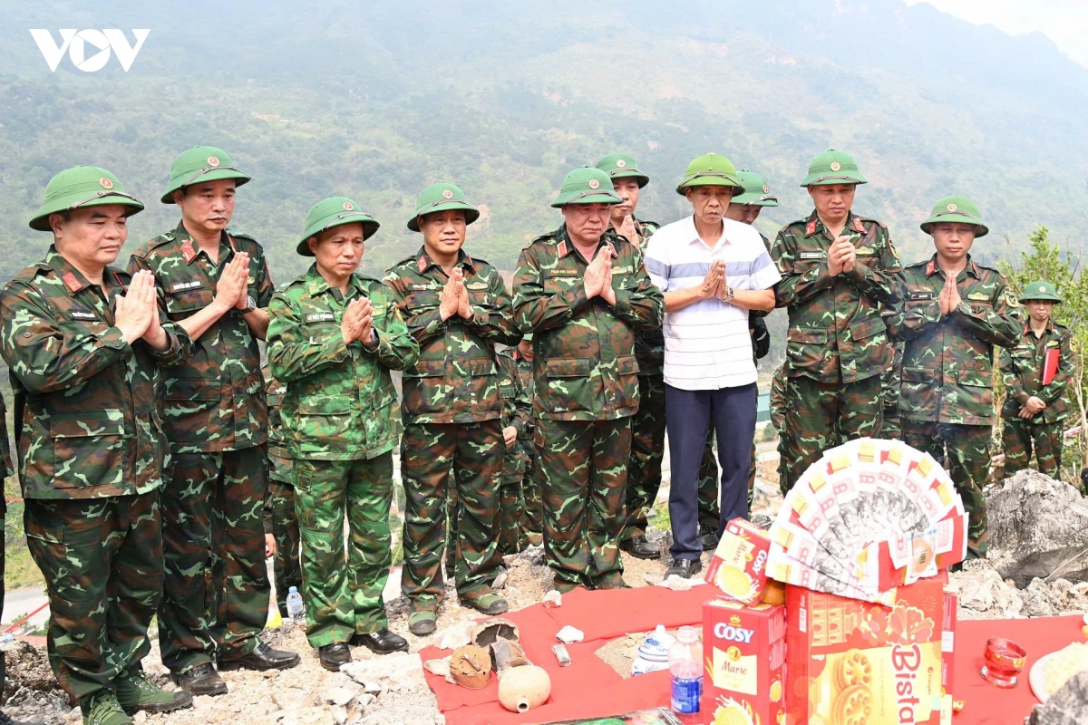 hanh trinh tim dong doi noi diem cao bien gioi hinh anh 7