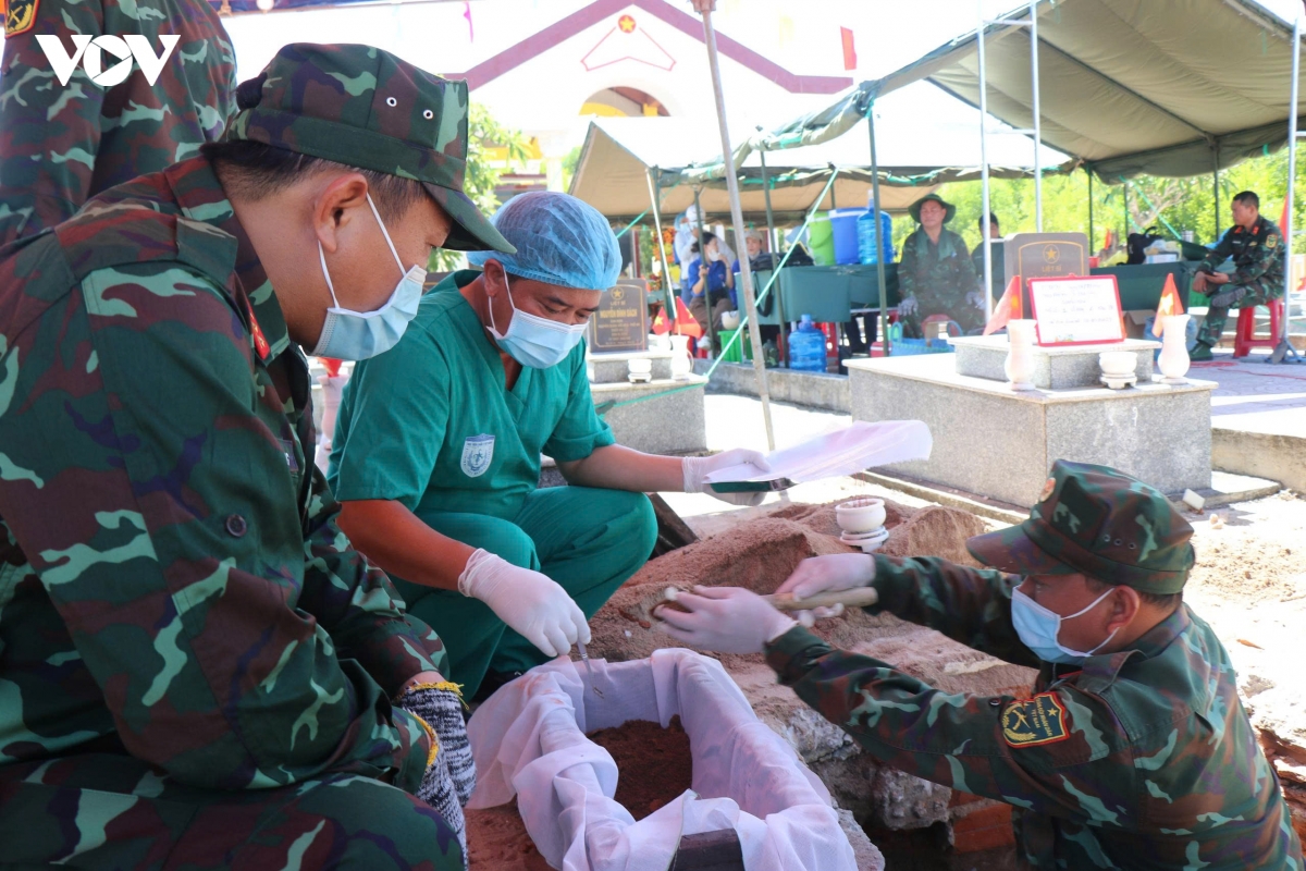 quang ngai huy dong nhieu nguon luc tim kiem, xac dinh danh tinh hai cot liet si hinh anh 3