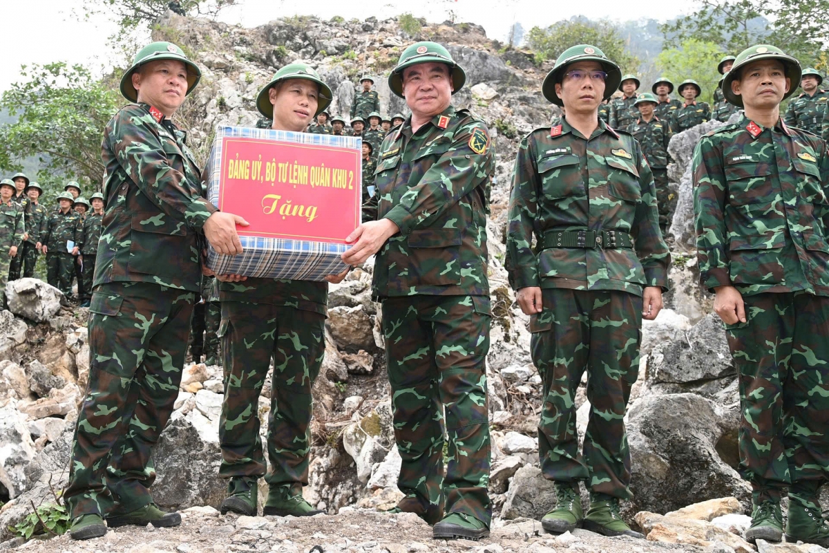 hanh trinh tim dong doi noi diem cao bien gioi hinh anh 8