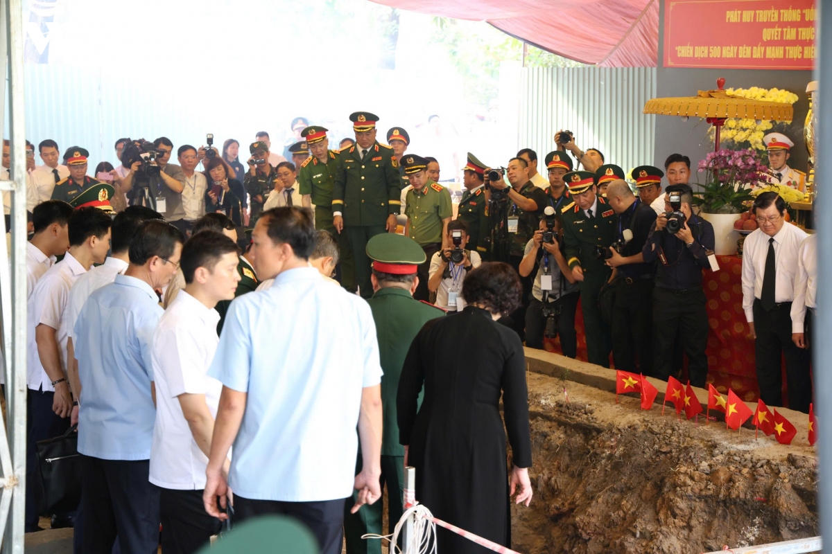 thu tuong bang moi gia dua cac liet si tro ve voi gia dinh, que huong hinh anh 8