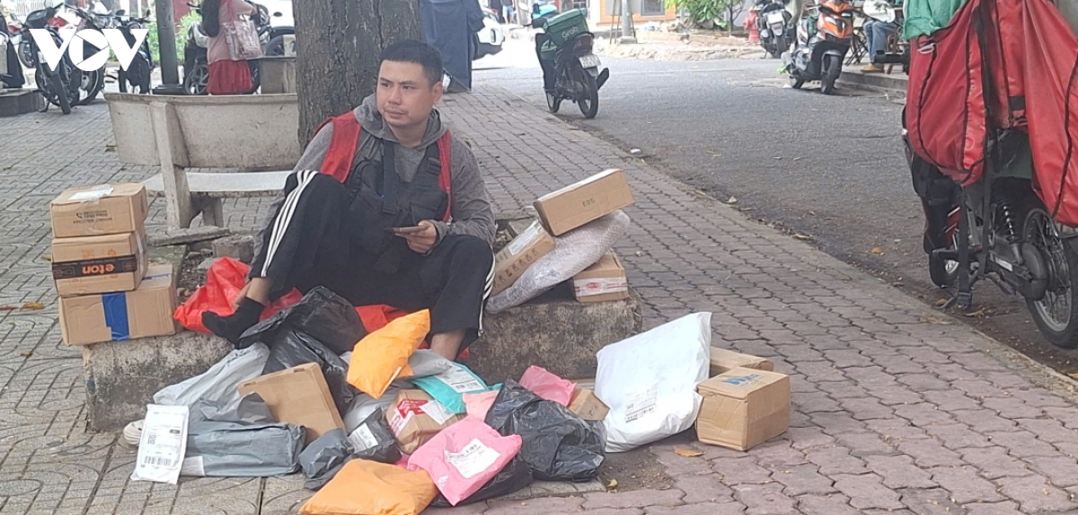doanh nghiep ban hang tren san thuong mai dien tu, cang ban cang lo hinh anh 1