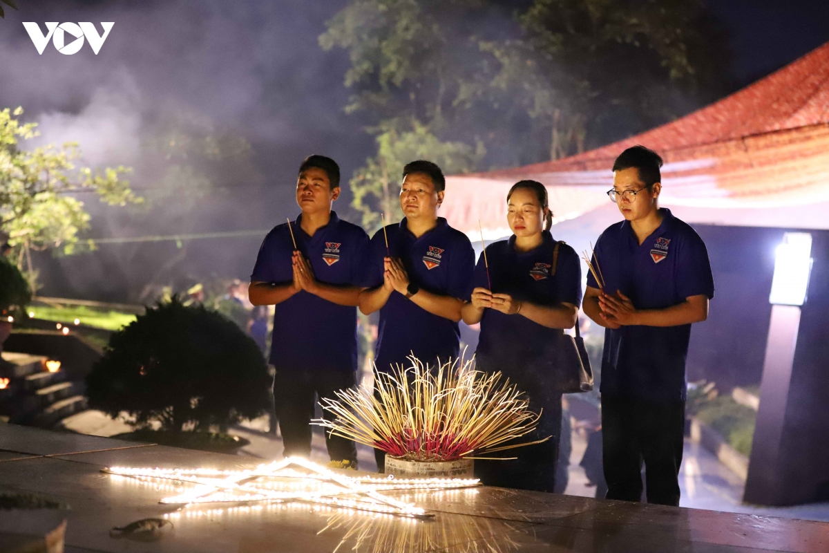 hon 200 thanh nien tri an anh hung liet si tai nghia trang liet si nha tu son la hinh anh 2