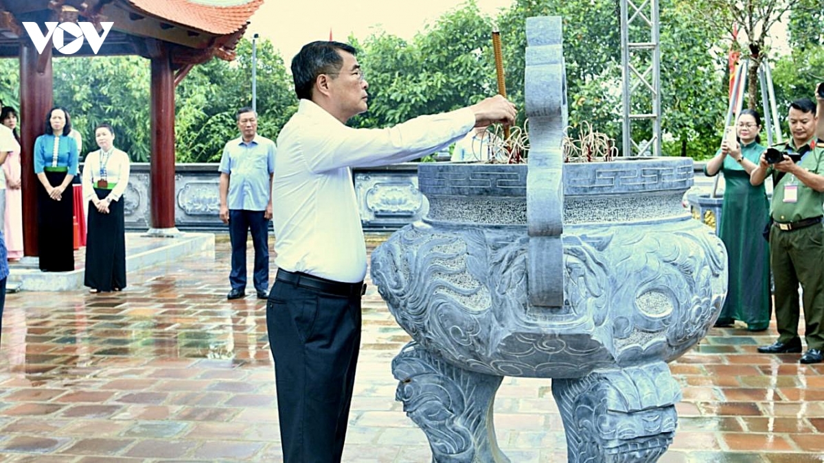 thu tuong le minh hung dang huong tri an cac anh hung liet si tai Dien bien phu hinh anh 1