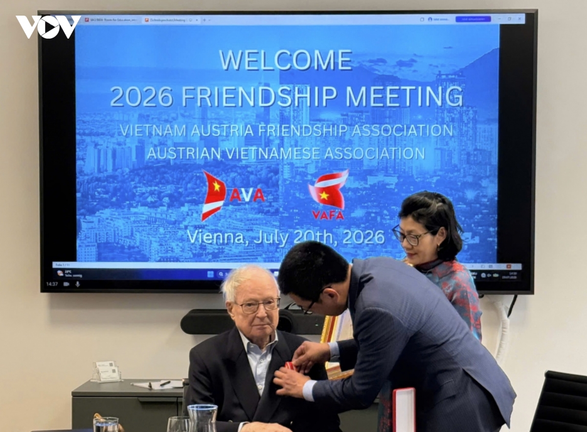 ambassador-vu-le-thai-hoang-presents-the-friendship-order-to-peter-jankowitsch.jpg