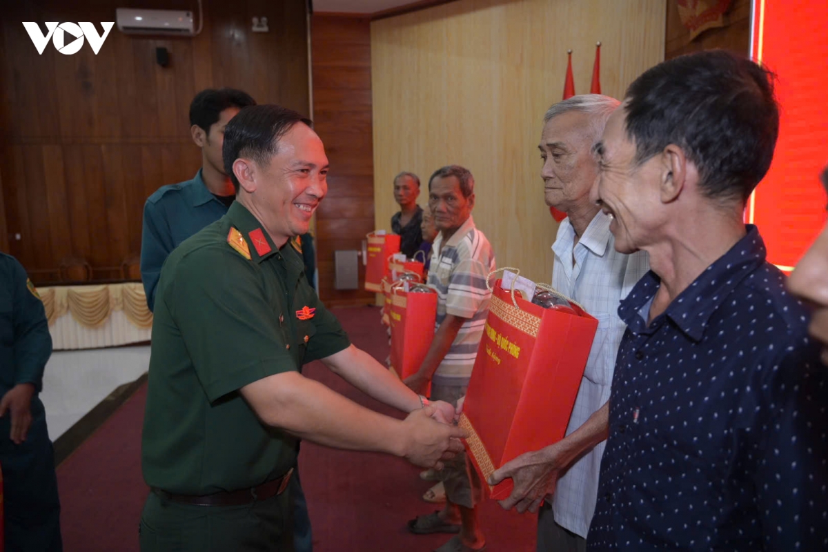 trao qua cho gia dinh chinh sach, nguoi co cong hinh anh 1