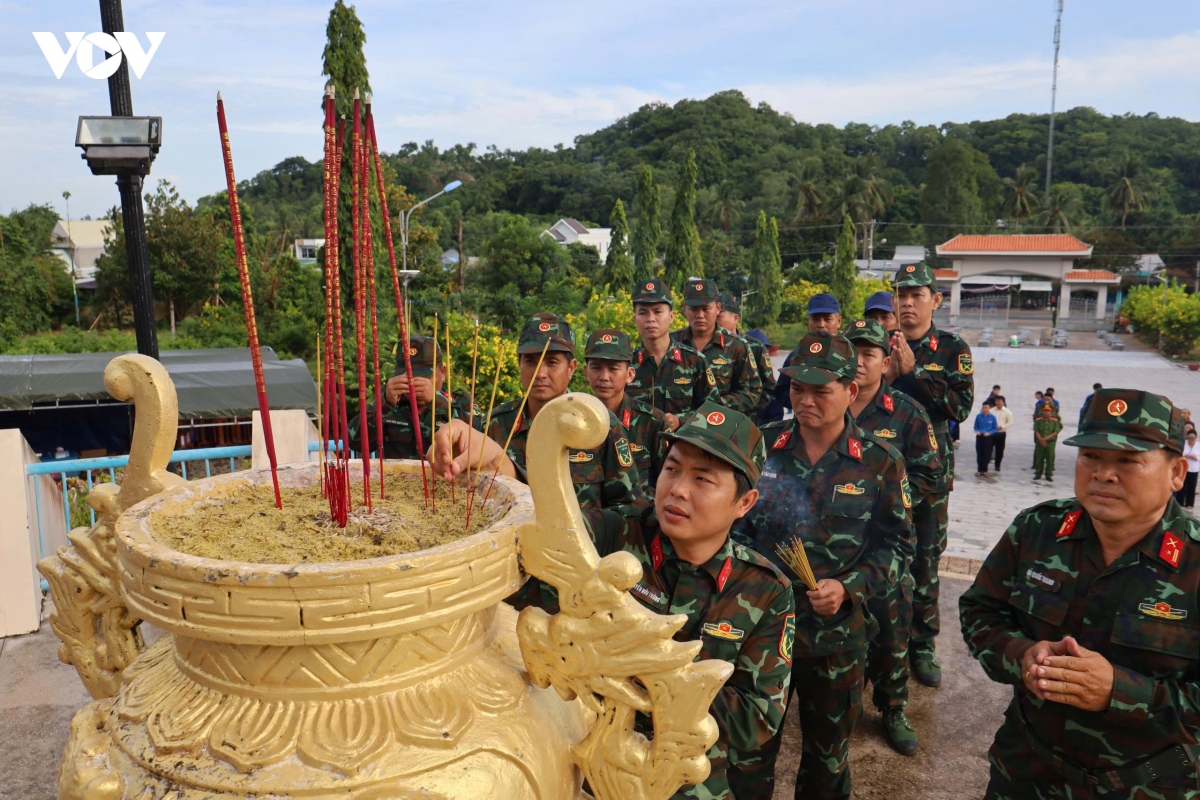lay mau hai cot liet si tai nghia trang liet si tinh bien, an giang hinh anh 1