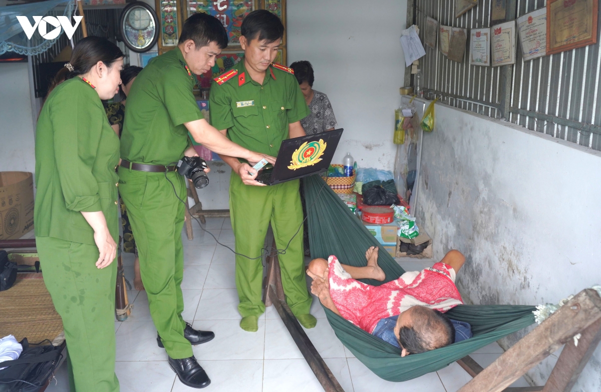 cong an ca mau den tan nha cap can cuoc cho nguoi yeu the hinh anh 2