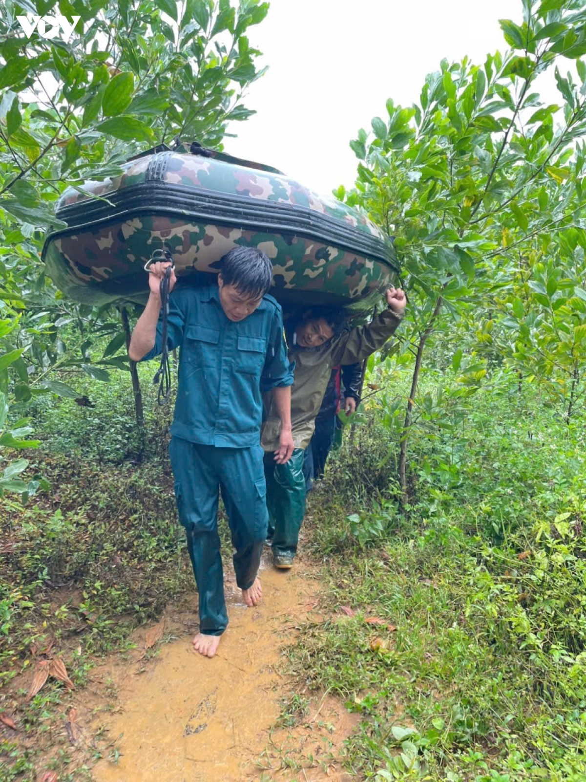 tim thay thi the chau be mat tich do duoi nuoc tai xa phu Dinh, thai nguyen hinh anh 4