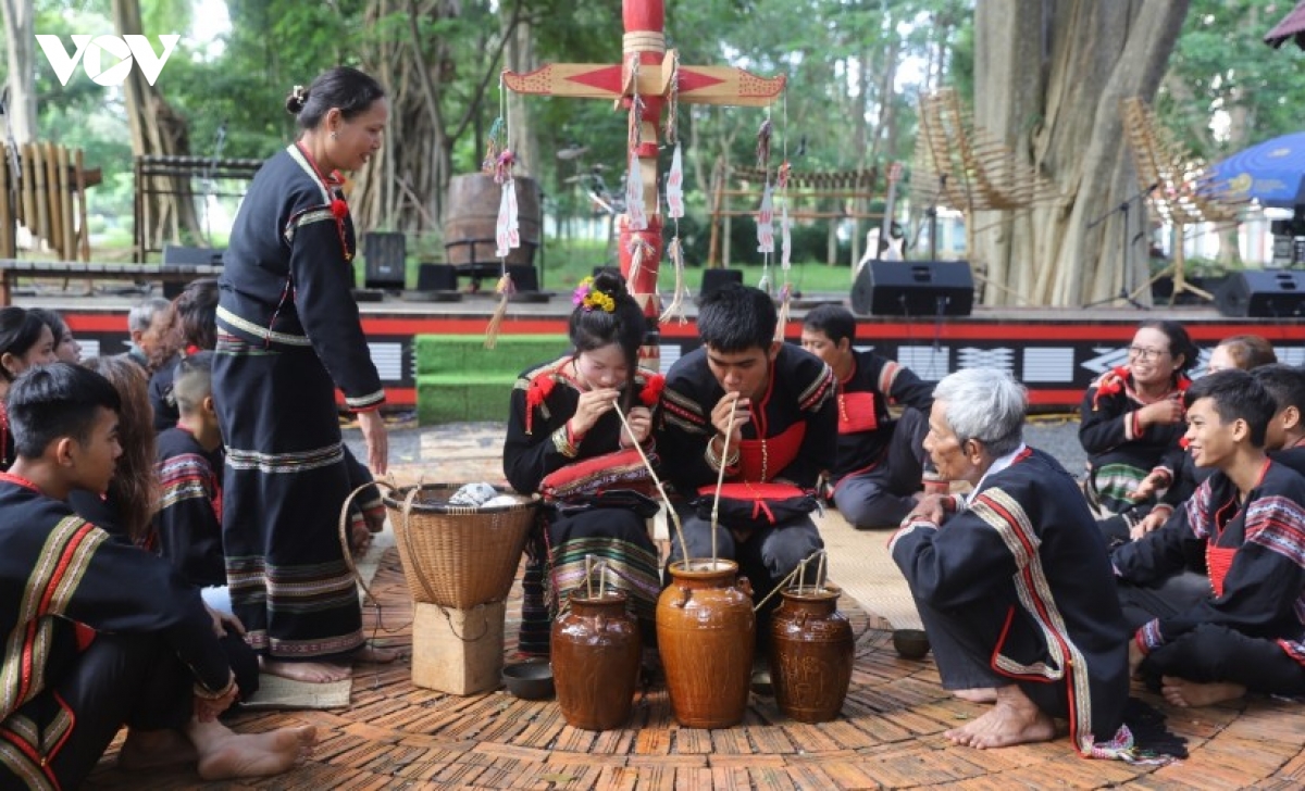 e de bridegroom welcoming ritual turned into cultural tourism experience in dak lak picture 1