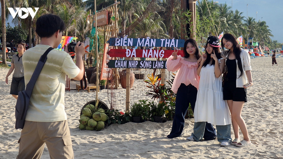 Trải nghiệm “Đón nhịp chợ cá bình minh” tại bãi biển Mân Thái, Đà Nẵng
