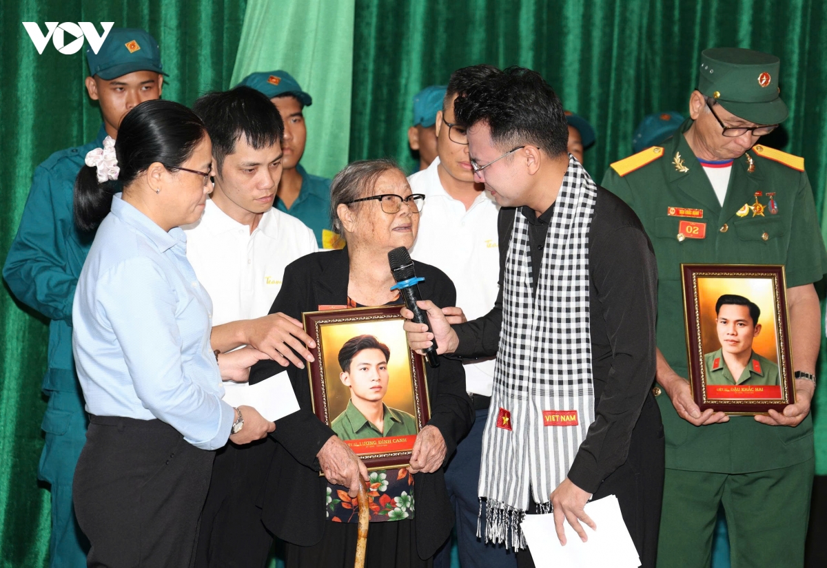  hon nua the ky moi duoc thay lai thanh xuan cua chong hinh anh 1