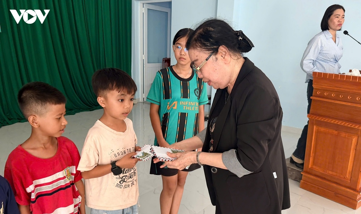 trao 60 suat qua cho tre em co hoan canh kho khan tai tinh lam Dong hinh anh 2