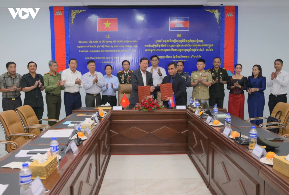 ban-chuyen-trach-2-tinh-ky-ket-bien-ban-ban-giao-tiep-nhan-hai-cot-liet-si_0.jpg