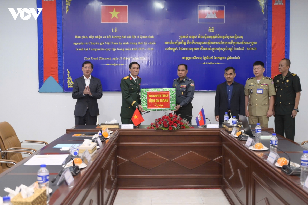 ban-chuyen-trach-tinh-an-giang-trao-tang-qua-cho-ban-chuyen-trach-tinh-preah-sihanouk.jpg