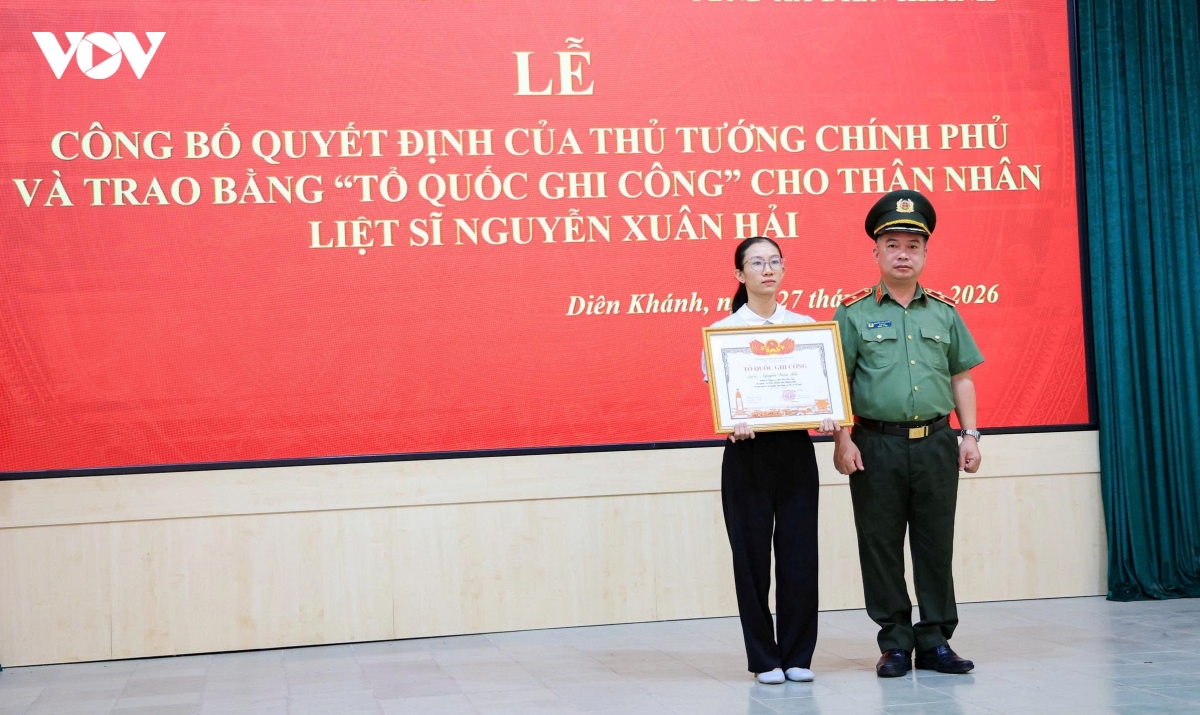trao bang to quoc ghi cong cho than nhan liet si cong an nguyen xuan hai hinh anh 1
