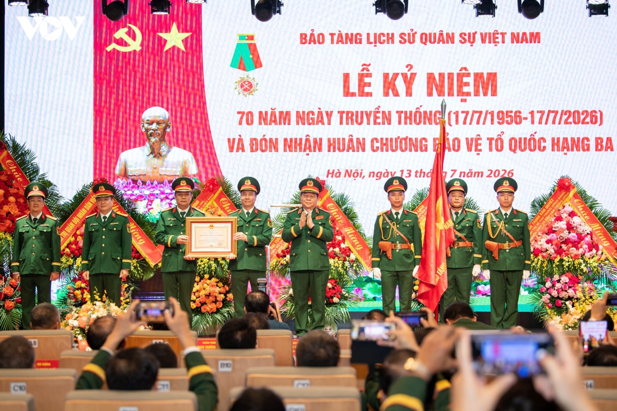 Bảo tàng Lịch sử Quân sự Việt Nam đón nhận Huân chương Bảo vệ Tổ quốc hạng Ba