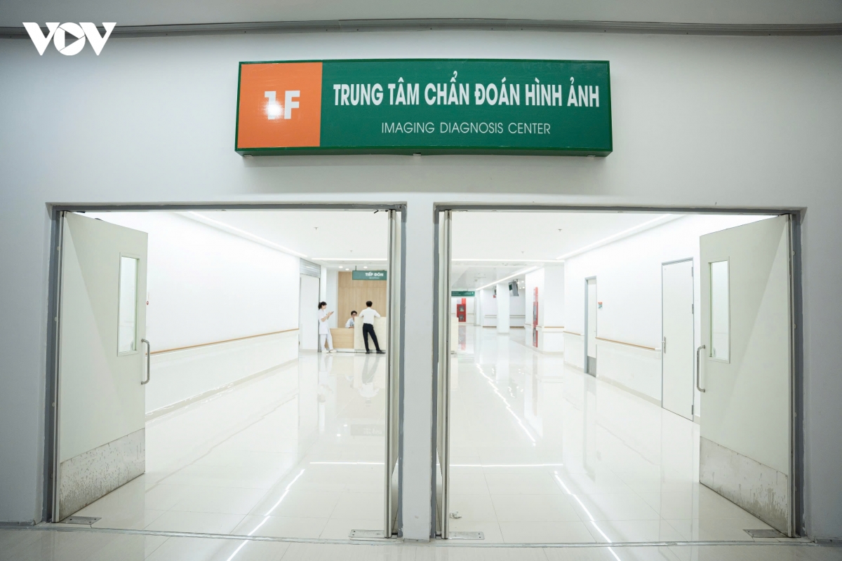 nguoi benh hao huc thuc ca dem cho benh vien viet Duc co so ninh binh khai truong hinh anh 6