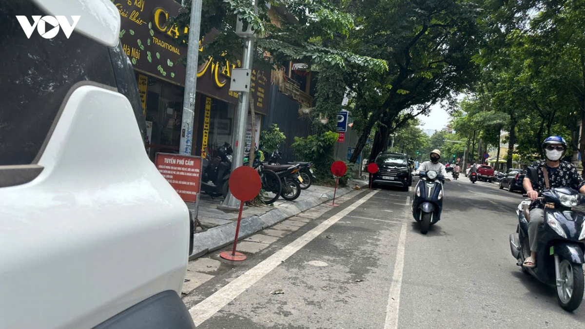 chiem dung long duong, can tro giao thong bang bien cam do xe tu che dat truoc nha hinh anh 9