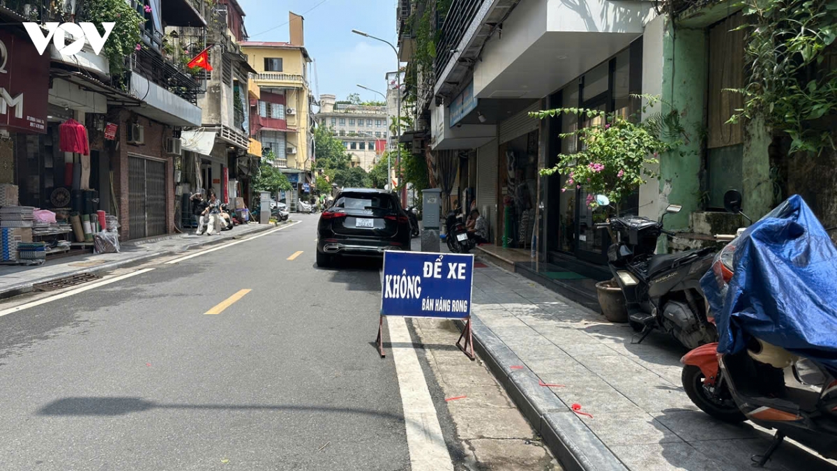 chiem dung long duong, can tro giao thong bang bien cam do xe tu che dat truoc nha hinh anh 8