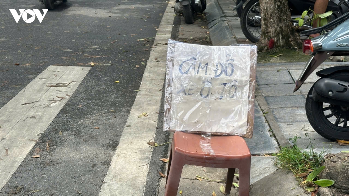 chiem dung long duong, can tro giao thong bang bien cam do xe tu che dat truoc nha hinh anh 6