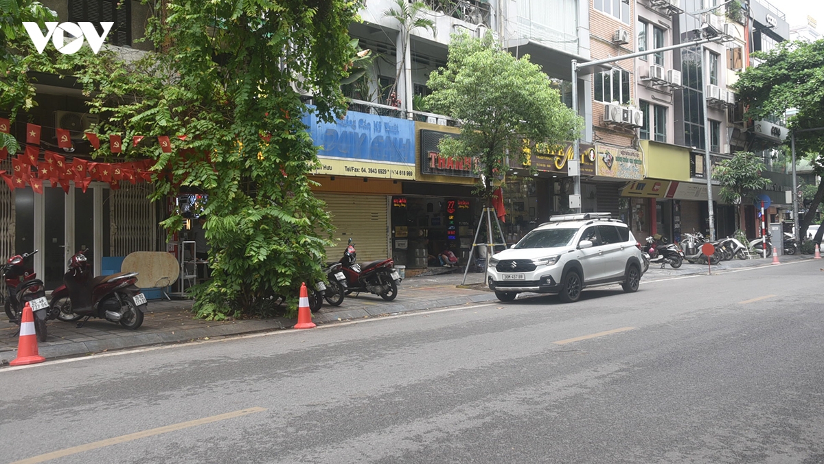 chiem dung long duong, can tro giao thong bang bien cam do xe tu che dat truoc nha hinh anh 1