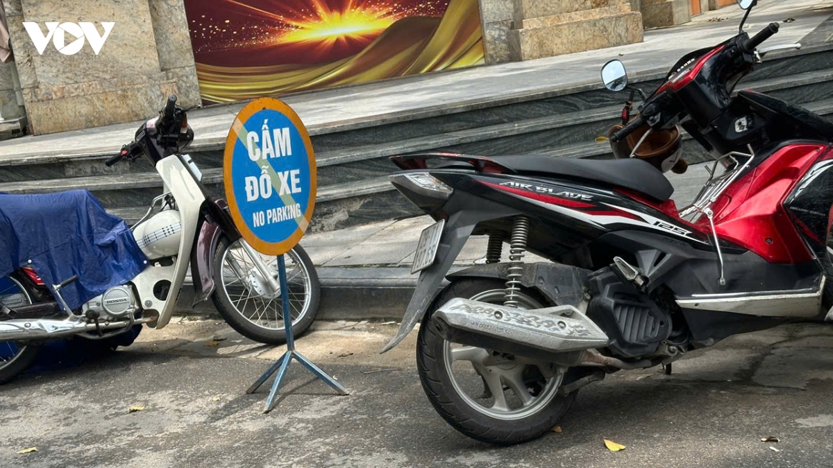 chiem dung long duong, can tro giao thong bang bien cam do xe tu che dat truoc nha hinh anh 11