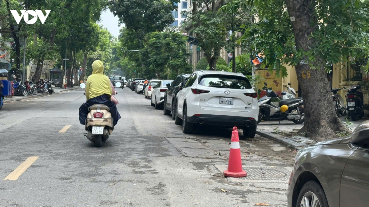 chiem dung long duong, can tro giao thong bang bien cam do xe tu che dat truoc nha hinh anh 10
