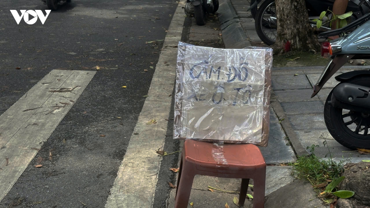 Chiếm dụng lòng đường, cản trở giao thông bằng "biển cấm đỗ xe" tự chế đặt trước nhà