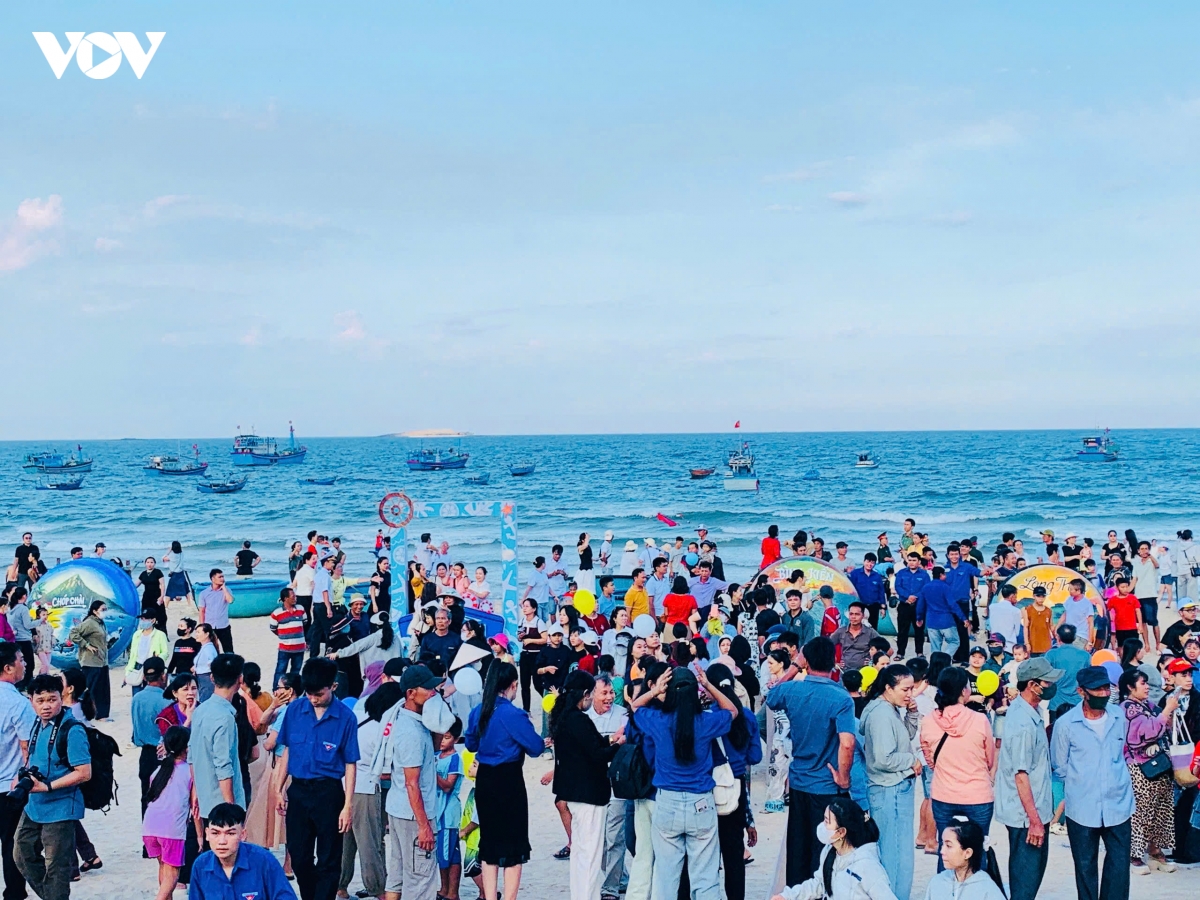 tung bung le hoi cau ngu tai lang bien long thuy, tinh Dak lak hinh anh 3