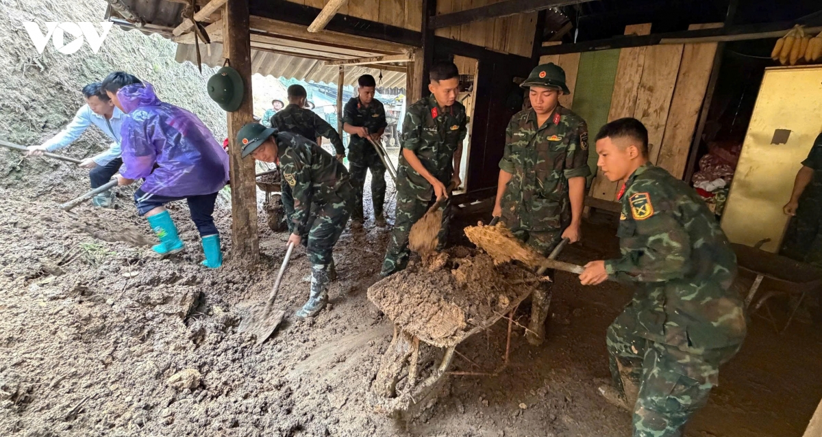Bộ đội giúp nhân dân vùng cao Mù Cang Chải khắc phục hậu quả mưa lũ