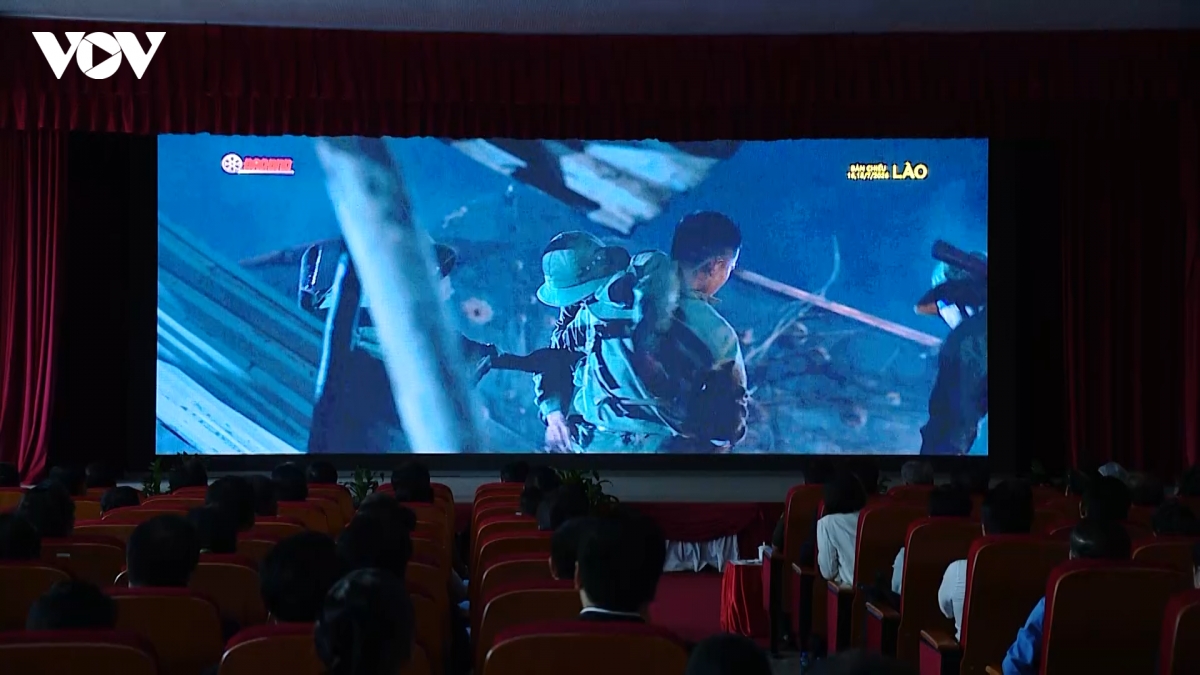 khan gia lao xuc dong khi xem phim lich su mua do hinh anh 1