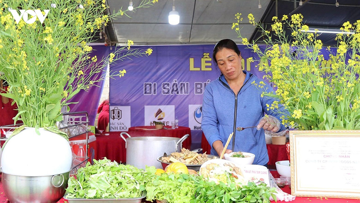 hue to chuc show thuc canh huyen tich van cu ton vinh bun bo hue hinh anh 1