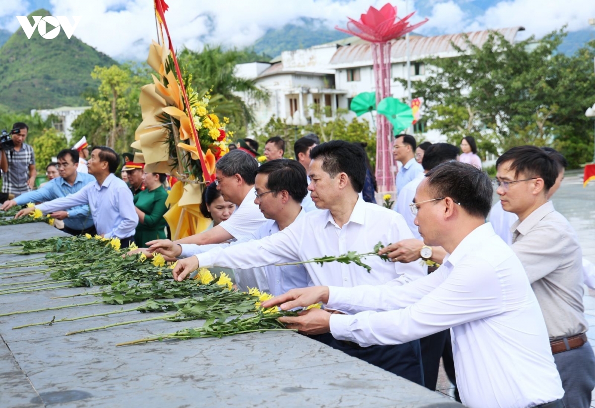 lanh dao tinh lai chau tuong niem cac anh hung liet si, dang hoa tai tuong dai bac hinh anh 4