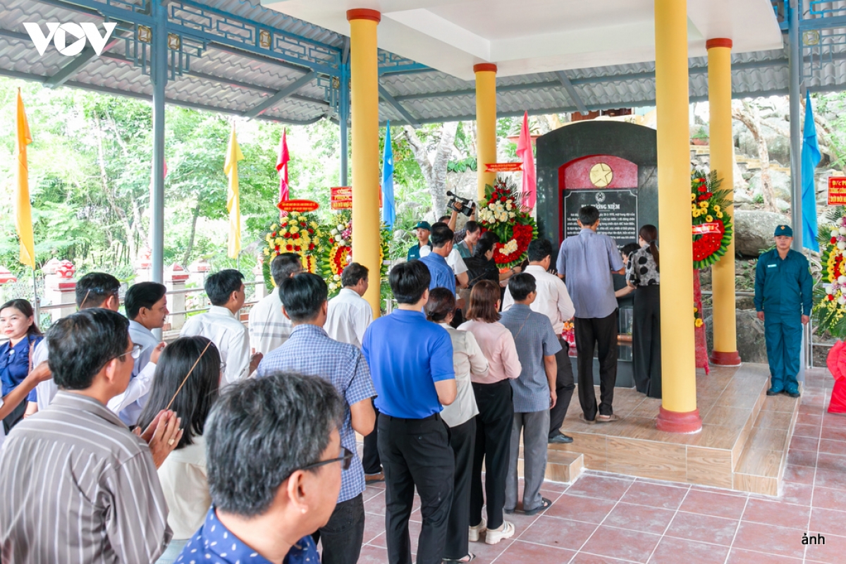 khanh thanh nha bia tuong niem cac anh hung liet si tren dinh nui voi o an giang hinh anh 1
