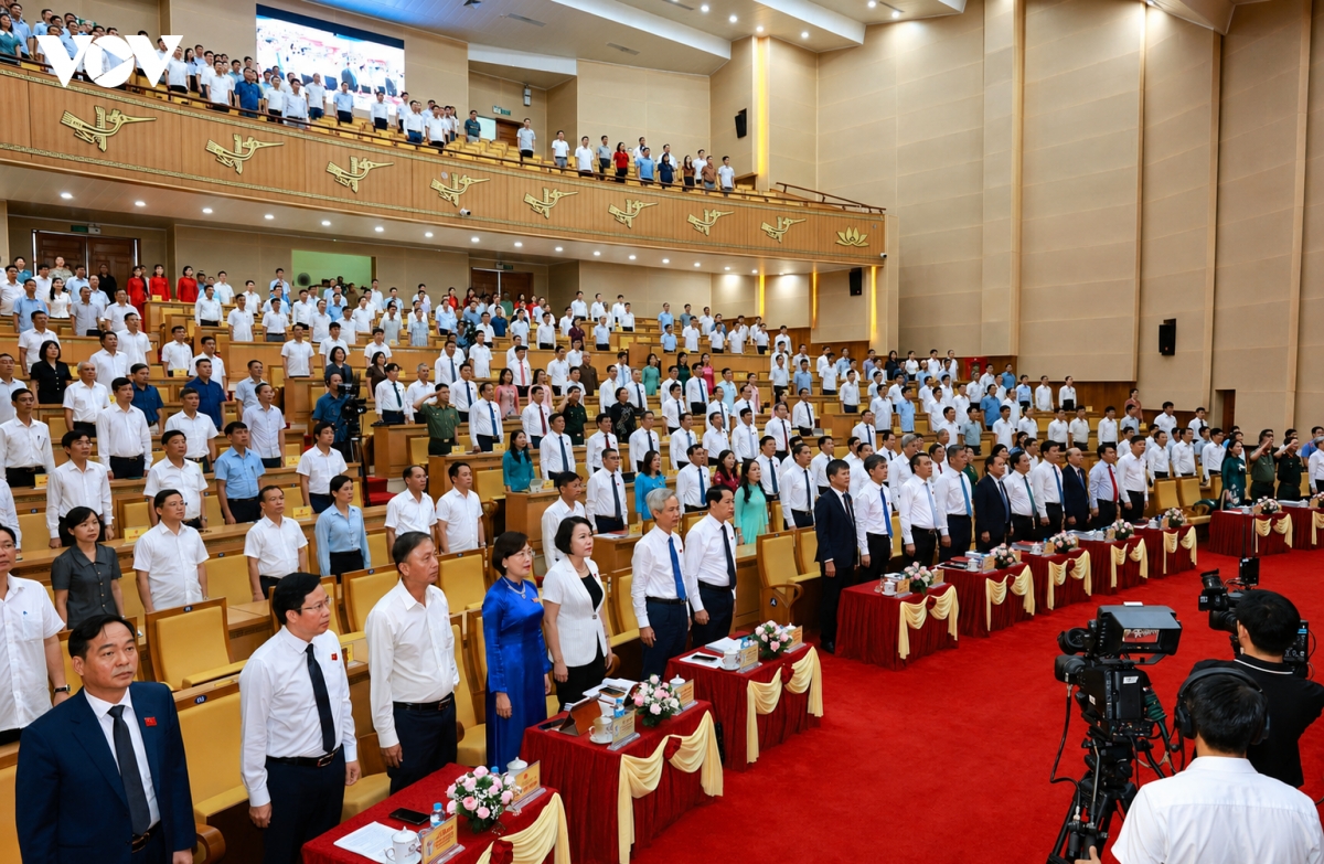 cac-dai-bieu-thuc-hien-nghi-thuc-chao-co-tai-phien-khai-mac-ky-hop-thuong-le-giua-nam-202620260708134609.png
