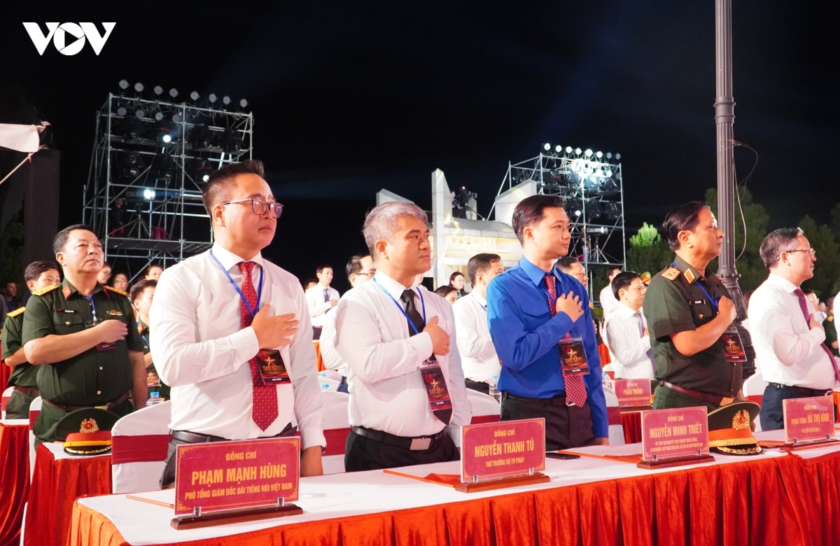 cac-dai-bieu-trung-uong-thuc-hien-nghi-thuc-tuong-niem-anh-hung-liet-si.jpg