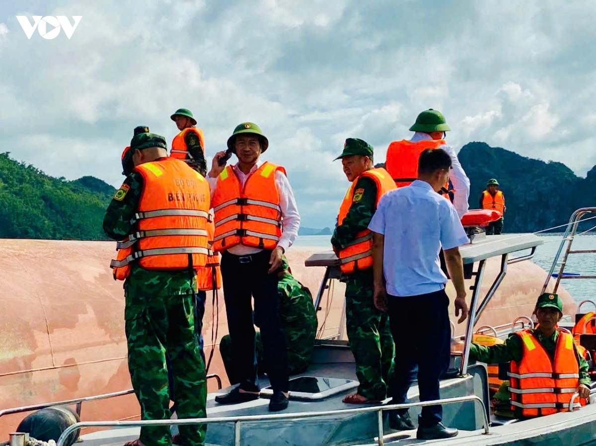 Tìm thấy 1 thi thể trong vụ lật tàu tại Vân Đồn, Quảng Ninh