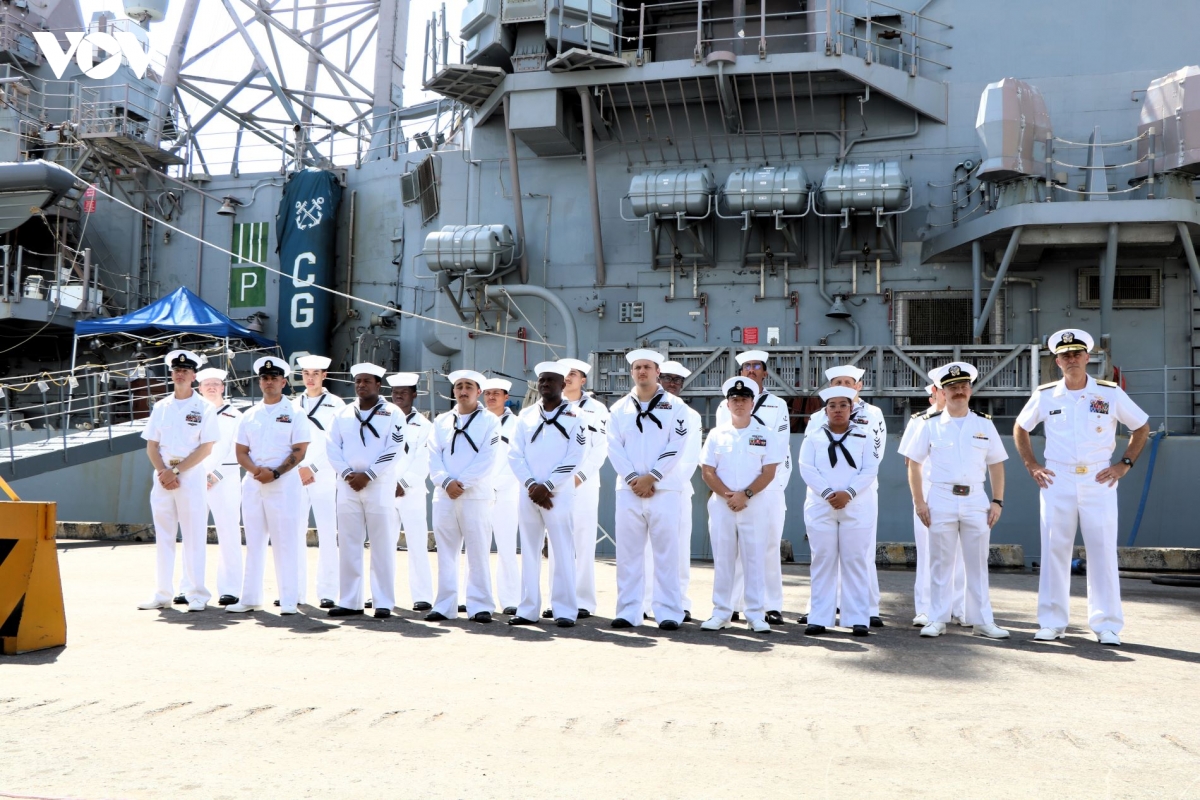 tau san bay uss george washington den thanh pho Da nang hinh anh 4