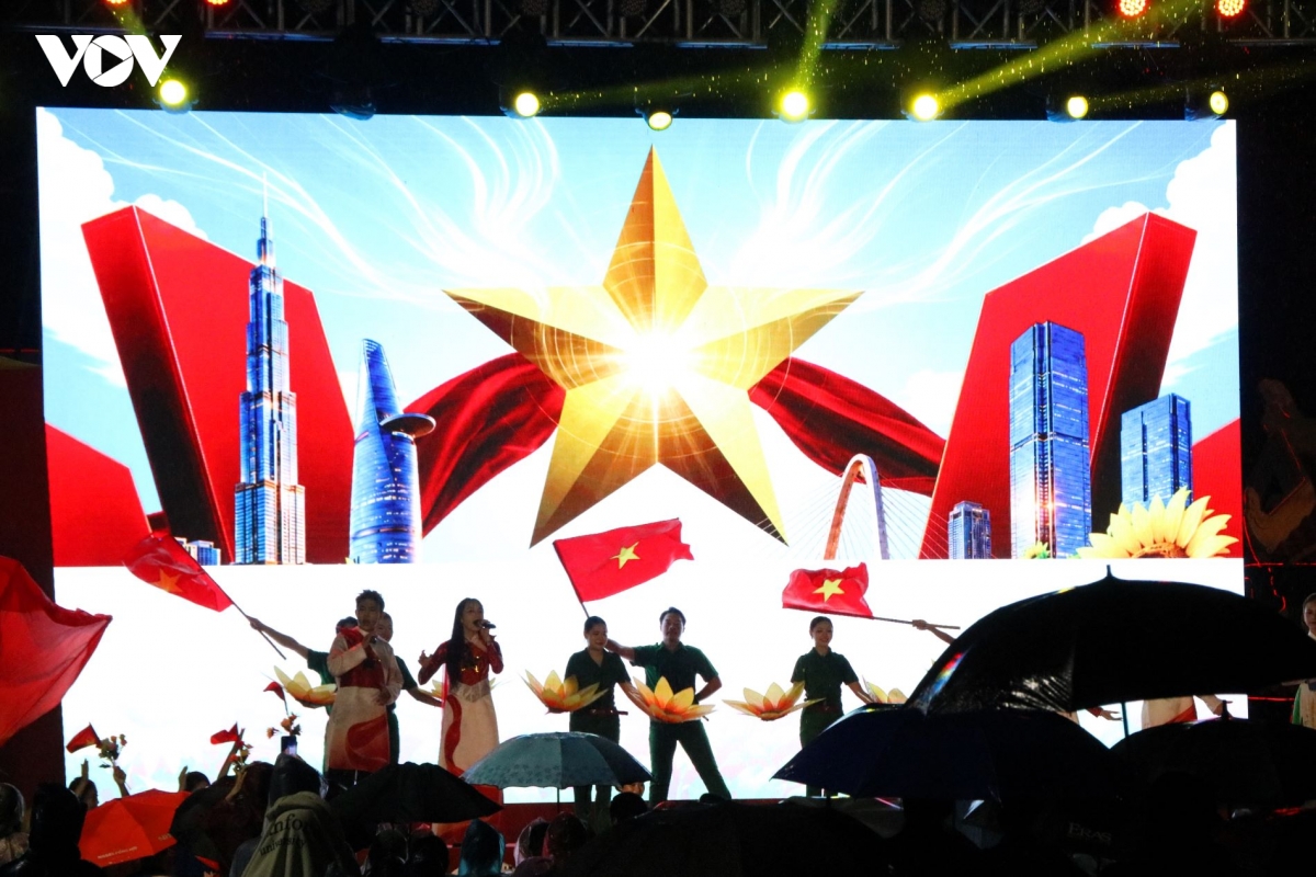 khan gia quang tri doi mua xem phim cach mang hinh anh 1