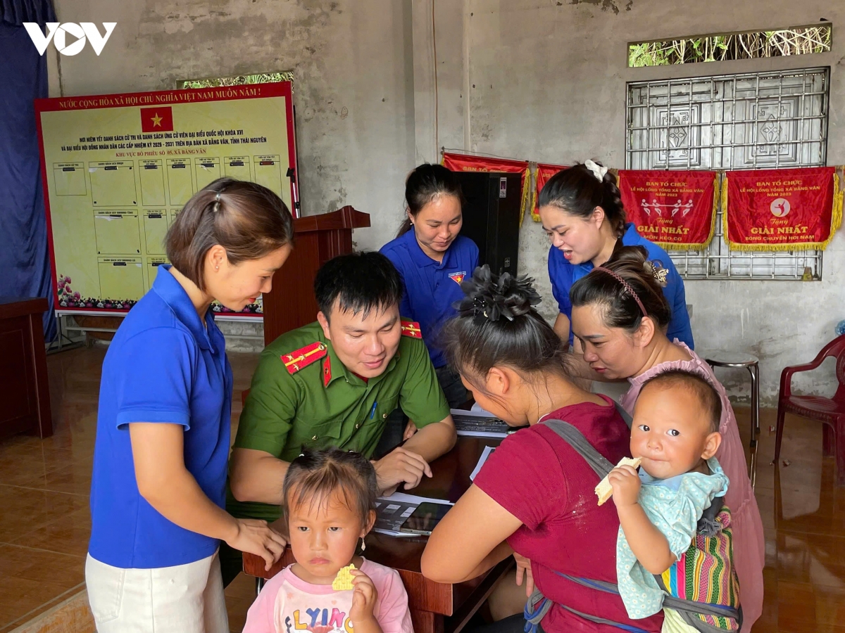 "Đi từng ngõ, gõ từng nhà", thanh niên Thái Nguyên mang công nghệ số đến vùng cao